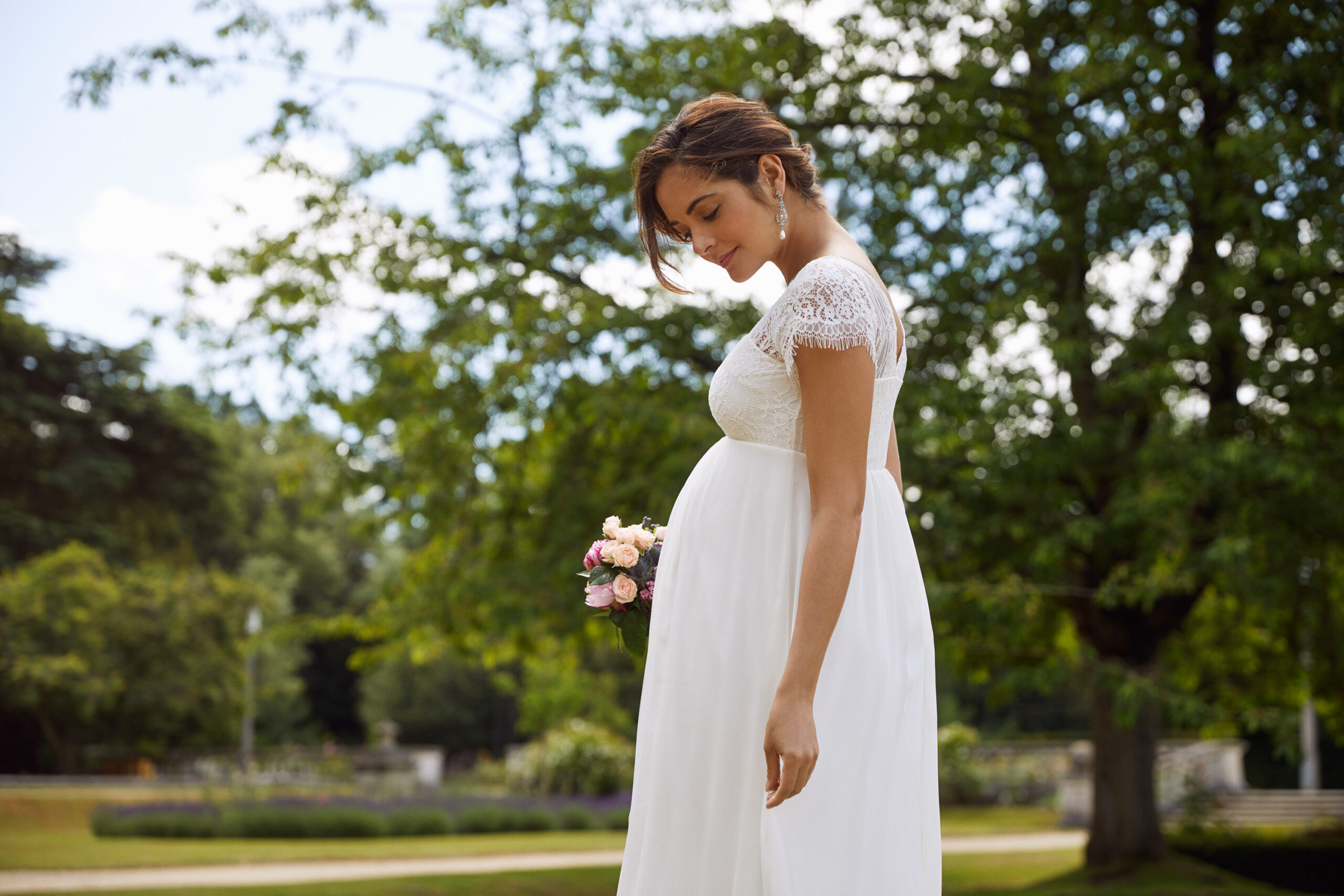 Brautkleid für die schwanger Braut aus der aktuellen Umstandskleider Kollektion 2023