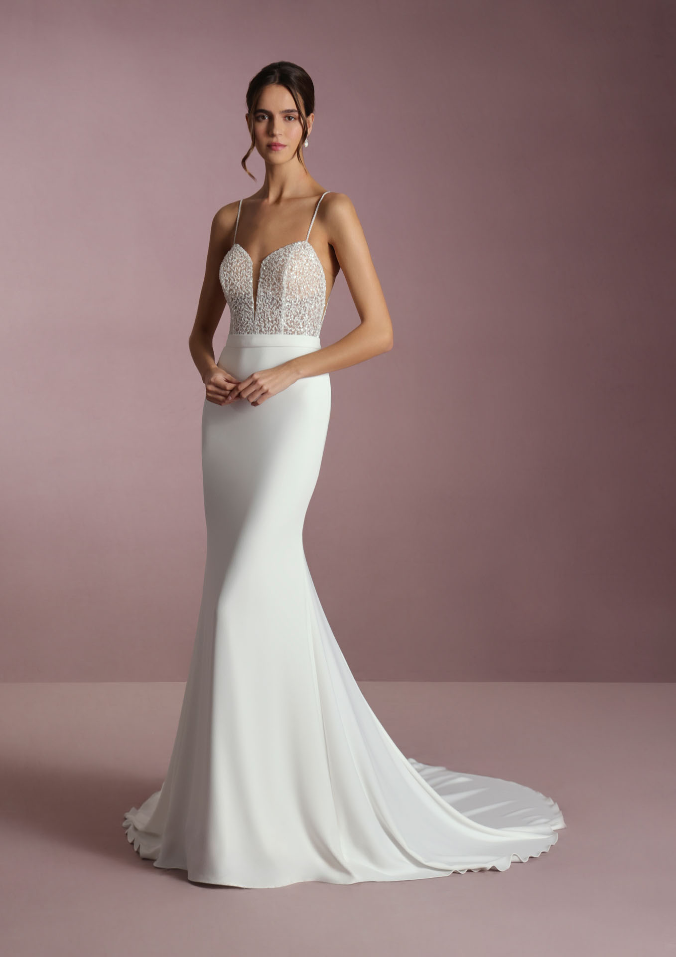 GINZA | White One Brautkleid der aktuellen White One Kollektion schlicht und dezent.