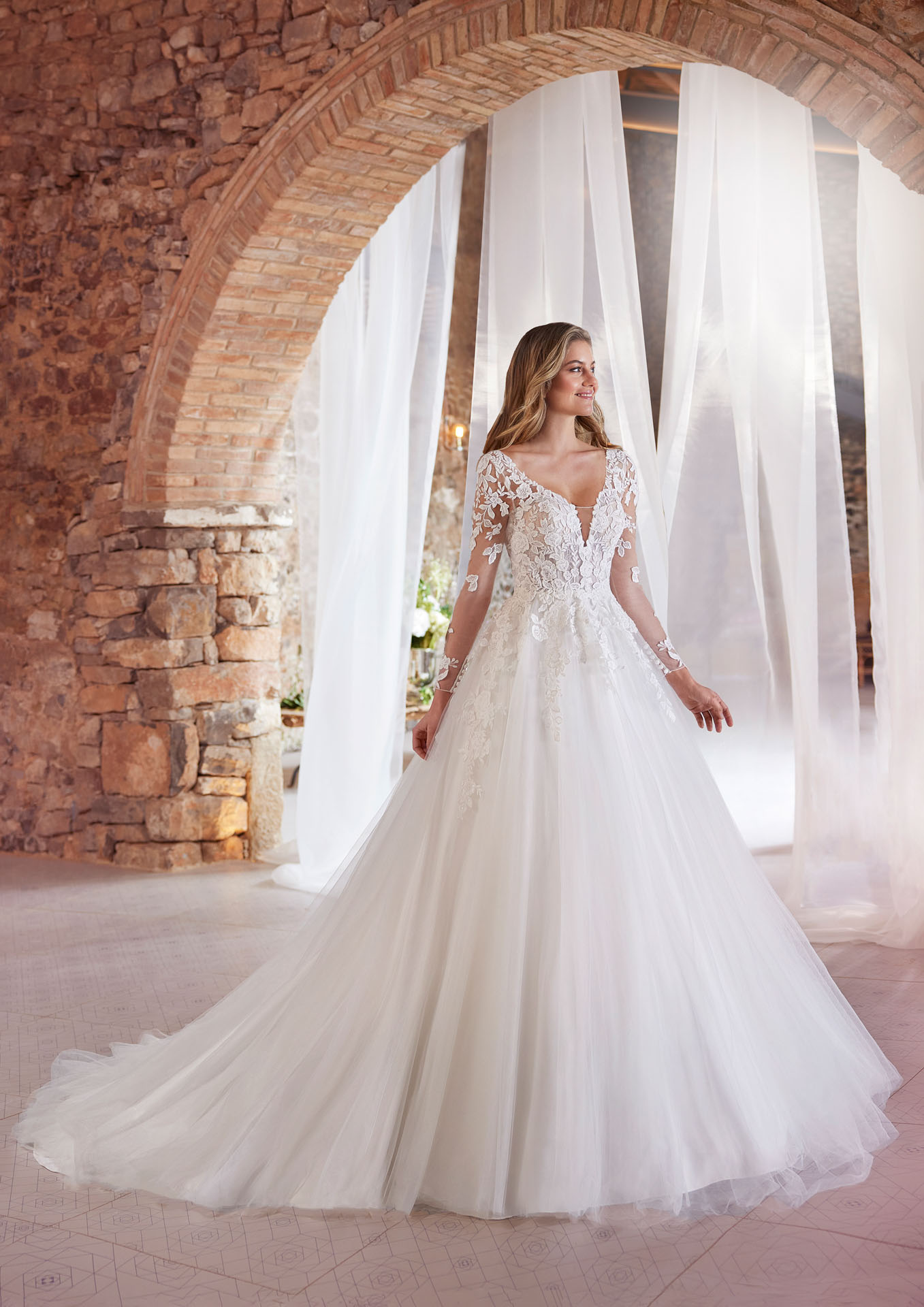 MAYA | White One | Preis: € 1499.- Brautkleid der aktuellen White One Kollektion schlicht und dezent.