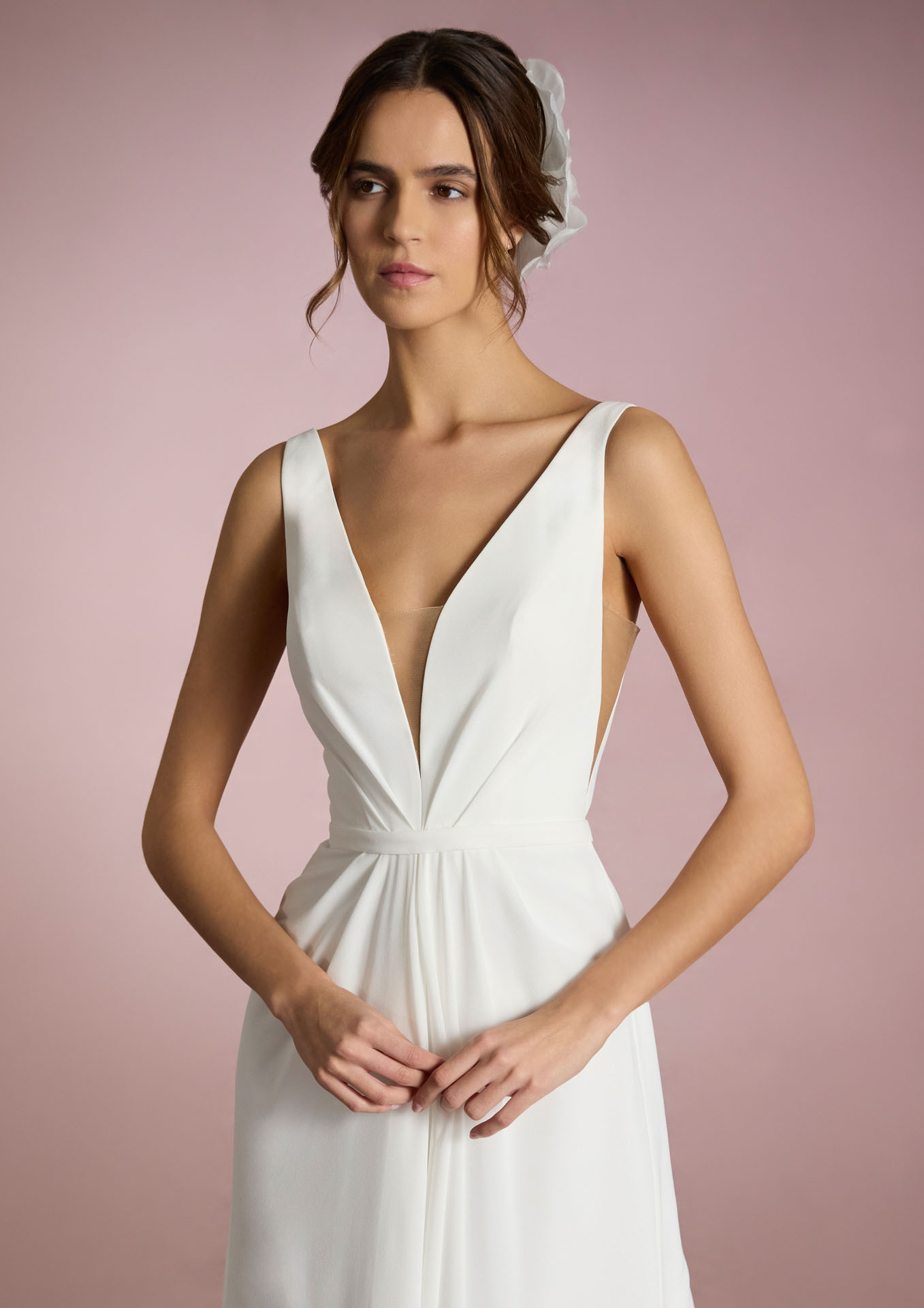 SATOMI | White One Brautkleid der aktuellen White One Kollektion schlicht und dezent.